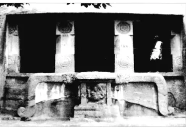 Fig.  16  Façade de la grotte  de  Subrahmanya à Ànaimalai. 
