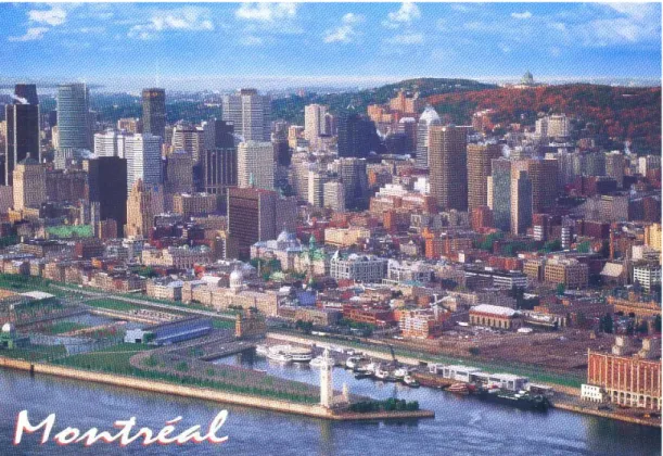 Figure 0 – 1  Carte postale de Montréal, montrant le fleuve Saint-Laurent, la tour de l’Horloge et le Vieux-Port, le Vieux-Montréal, le centre des affaires et le  Mont-Royal (Fotomania éditions)