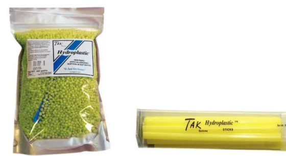 Fig. 17. Deux formats de la résine TAK Hydroplastic® : en billes ou en bâtonnets. 