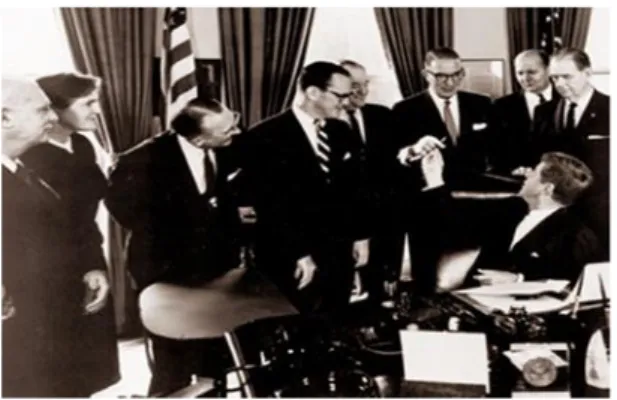 Figure 4 : Signature de l’amendement Kefauver-Harris par le Président J.-F. Kennedy en 1962  (en présence du Dr Frances Oldham Kelsey)