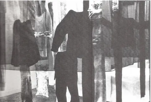 Figure 3: Patrice Hugues, Habits et présence – environnement –  tissus thermoimprimés, vêtements,  tissus peints, canevas d’ombrière, 1981 