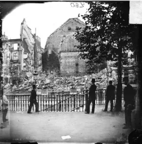 Figure 10.  Théâtre de la Porte Saint-Martin incendié. Hippolyte Blancard. Vue stéréo  négative sur verre au collodion sec, 13 x 18 cm