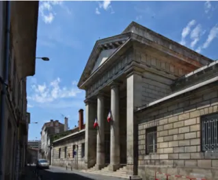 Fig. 5- Le fronton du palais de justice à l’étroit dans une  rue modeste (© Chantal Callais) 