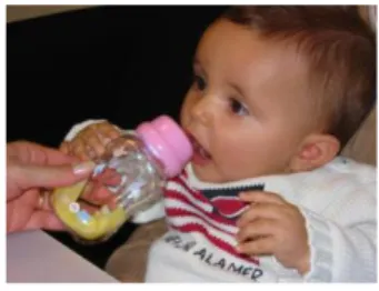 Figure 8. Photographie illustrant la présentation du biberon à un nourrisson de 8 mois