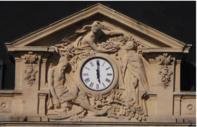 Figure 6 : Photographie actuelle du Fronton de la façade du bâtiment de l’horloge du CHRU de Nancy  (titre de l’œuvre, forme d’art, style, représentations, artiste, date de création, matériaux) 