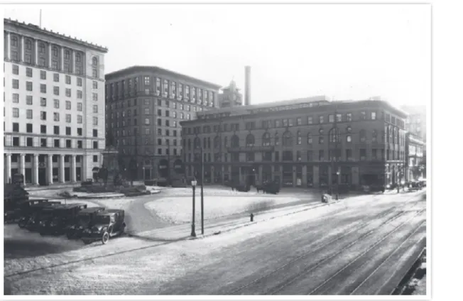 FIGURE 8 LE SQUARE PHILLIPS ET LA RUE SAINTE-CATHERINE À MONTRÉAL EN 1922, PEU APRÈS L’INAUGURATION DU CANADA CEMENT BUILDING QU’ON VOIT À GAUCHE.