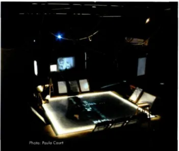 Figure 1 : La danseuse Laura K.NicolI dans l'espace scénique capte des images à Taide de cadre (surface de projection)