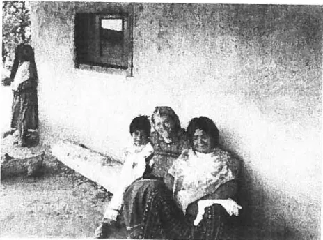 figure 10: Rocio avec des Huichols de la communauté devant son ancienne maison à San Andrés (Ï1arquez, 1999)