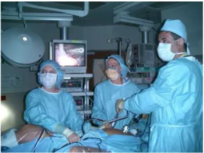 Figure I.5 : A surgical team performing a minimally invasive surgery (source: