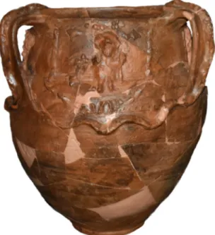 Fig. 5. Vase a motifs dionysiaques decouvert dans  l’area sacra de la «Terrasse des Sanctuaires» 