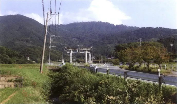 Fig.  1  :  Le mont Wakasugi vu de  Sasaguri. Au premier plan, le grand portique. 