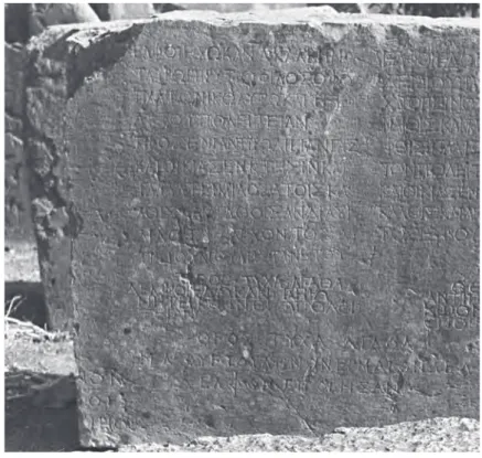 Fig. 2. Delphes : inscription honorifique du philosophe L. Calvinus Taurus (© EfA).