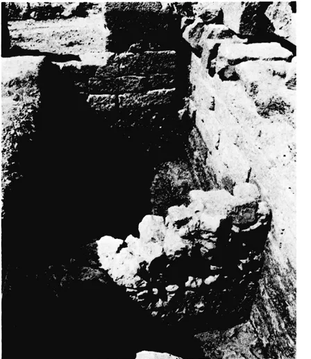 Fig.  24. — Galerie  Est.  Sondage 87/1 Ha  vu  du  Nord.  Fig.  26. — Figurine en  terre cuite  :  Attis  (inv