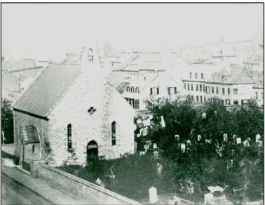 Figure 12.  Vue  du  cimetière  et  de  la  chapelle  Saint-Matthew  de  1849,  photo  prise  vers  1860,  année  de  la  fermeture  du  cimetière  (photo  tirée  des  archives  du  Séminaire  de  Québec)
