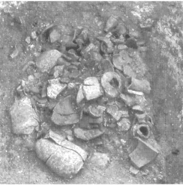 Fig.  55 - Fosse PCO 2205, objets  de parure :  28, 37,  40, alliage  cuivreux ; 29-35, fer ; 36,  composite (pierre et  alliage cuivreux) ;  38, 39,  lignite ; 41, 42, verre