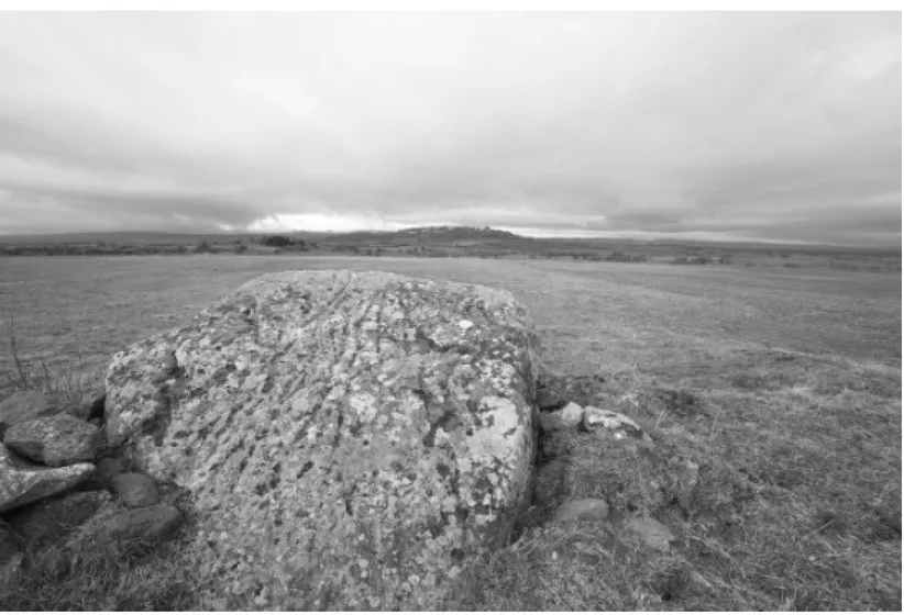 Fig. 12 : Le dolmen de la Tombe du Capitaine (Villedieu), avec une large vue sur la colline de Tanavelle et ses  environs