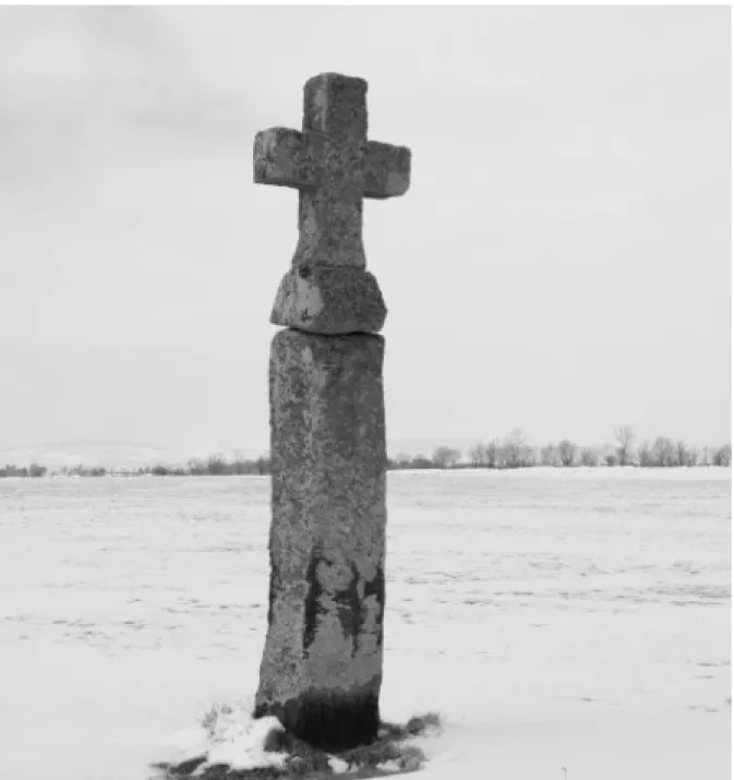 Fig. 13 : Le menhir de Croix-Grosse à Sériers. Le monolithe préhistorique est surmonté d’une croix en pierre d’âge  récent