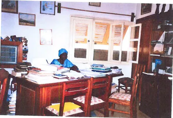 Figure 2 Aminata Sow f aH dans son bureau Source : Léa Kalaora, 2004
