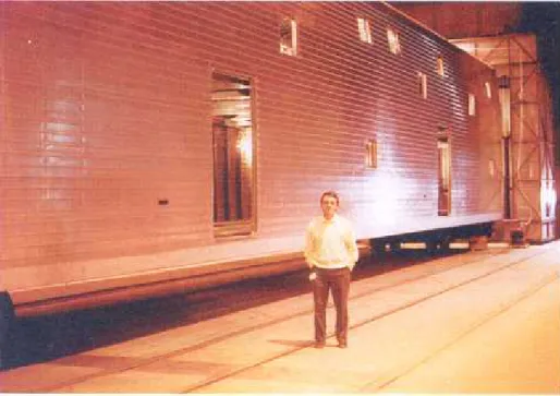 Fig. 6.  -Patrick  Haas devant un  wagon. On peut remarquer les dimensions importantes de celui-ci.