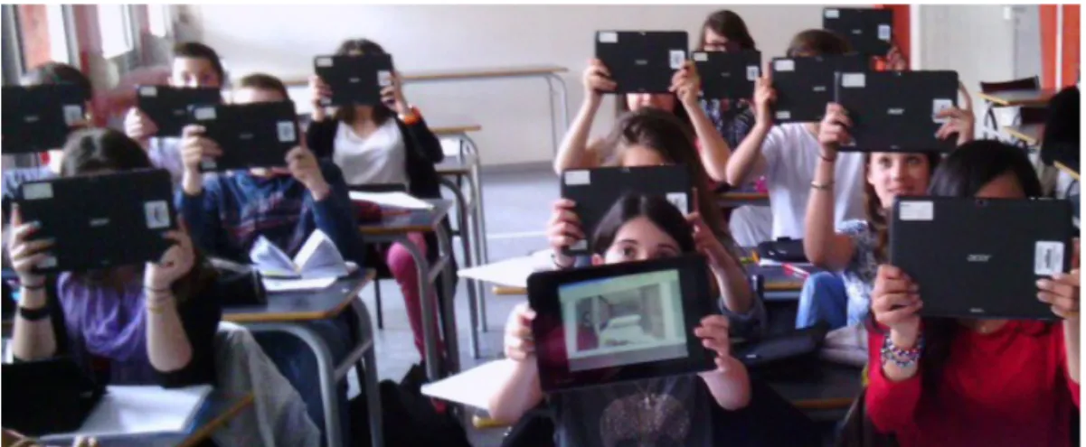 Figure n°  6 . Les élèves du projet Living Cloud avec leurs tablettes .  S ource  : //blogpeda .ac-poitiers .fr/living-cloud