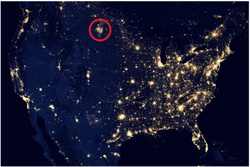 Figure 1.1 Photographie de la zone continentale des États-Unis de nuit. La tache lumineuse mise en évidence est en partie provoquée par le torchage du gaz  natu-rel