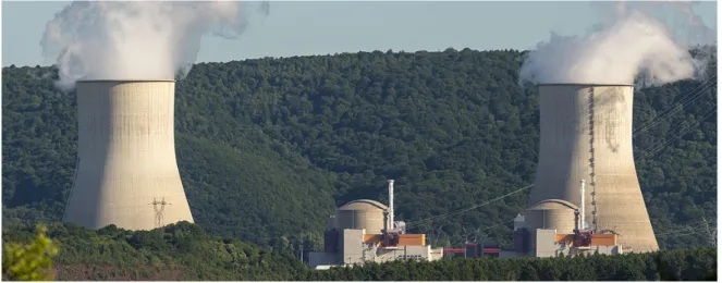Figure 1.5 – Centrale nucléaire de Chooz (Ardennes). Les deux réacteurs sont logés dans les deux batiments cylindriques au premier plan