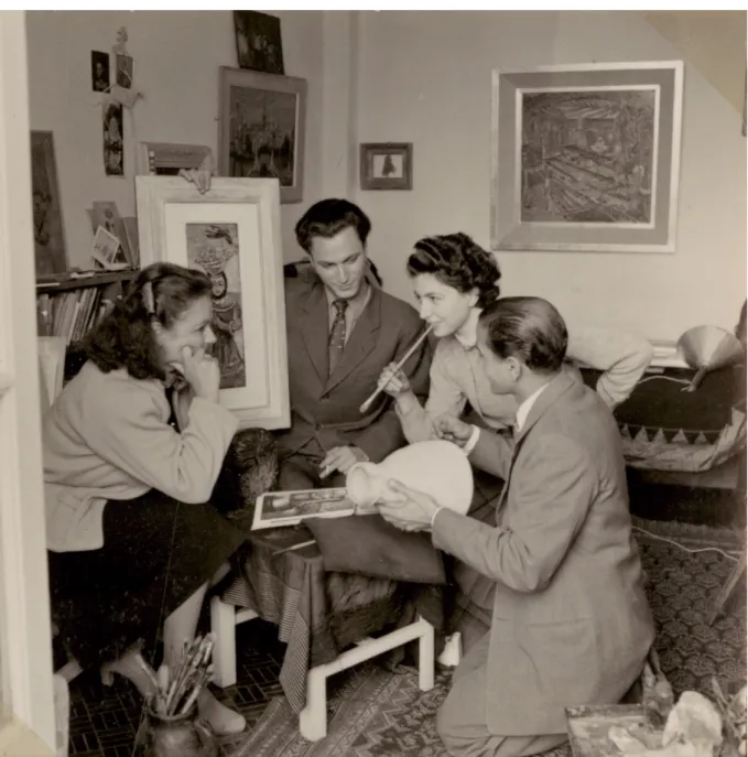 Figure 4 : De gauche à droite : Irmgard Micaela Burchard Simaika, Kamal Youssef, Inji Eﬄatoun et Hamed Nada préparant  l’exposition « 4 Peintres du Caire », Amitiés Françaises, Alexandrie, 1953