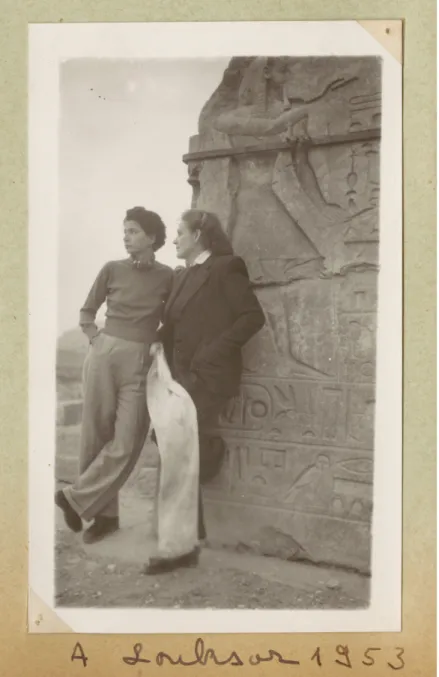Figure 1 : Irmgard Micaela Burchard Simaika (à droite) et Inji Eﬄatoun (à gauche) lors d’un voyage à Louxor en 1953