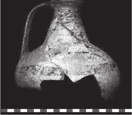 Fig. 6 : Cruche indigène à décoration bichrome datée  du  VII e  siècle archéologiquement complète et issue du  dépôt  de  céramiques  grecques  (US  2)  du  secteur  4  daté dans la seconde partie du  VII e  siècle, Incoronata  (© C