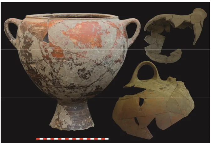 Fig. 5. Vases composant le dépôt de la structure elliptique avec à gauche le cratère grec de production locale (photo M