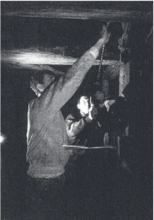 Fig. 2  – Patrick Hoffsummer (premier plan) et Georges  Lambert prélevant un échantillon dans la charpente  de Notre-Dame de Paris (photo : C