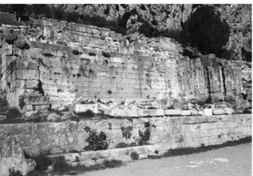 Fig. 6 – Sanctuaire d’Apollon à Delphes : niche de Cratéros SD n o 340 ; largeur : 15,27 m ; profondeur : 6,35 m – fin du IV e s