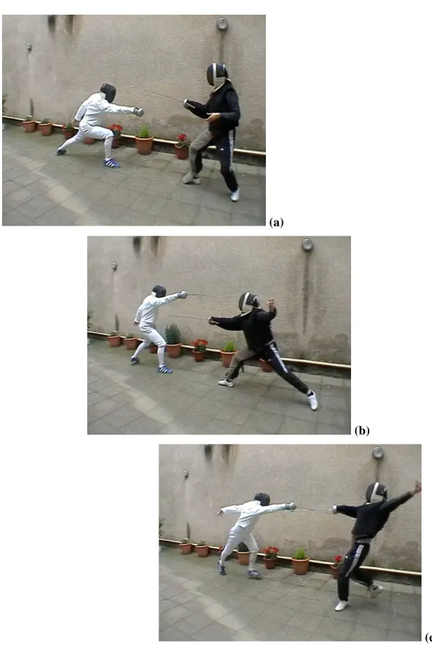 Figure  5 :  Trois  photographies  extraites  d’une  séquence  filmée.  L’élève  (en  blanc)  enchaîne  les  actions  suivantes : (a) Attaque par coup droit à la cuisse ; (b) Retour en garde et contre-attaque à la main ; (c) Attaque en  flèche au corps pré