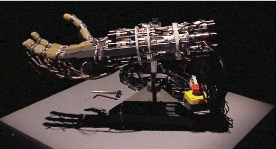 Figure I-12 : Main mécanique de LMS dans sa vitrine à l’exposition universelle de Hanovre en 2000  La main mécanique poly-articulée à 4 doigts et 16 degrés de mobilité développée en 1996  [24] est une main unique sur la scène internationale
