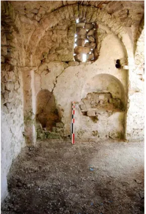 Fig. 9 – Vue intérieure de la  memoria -sacristie et de son mur est avec les niches, avant la fouille.