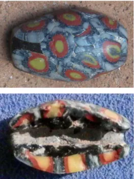 Fig. 7 – Perles de verre trouvées dans le secteur 2, sondage A (US 2054) : a/ perle en cornaline bipyramidale ;  b/ perle en pâte de verre translucide ; c/ fragment de perle en millefiori (phot