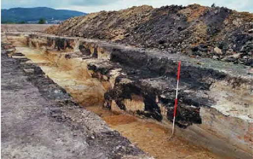 Fig. 4. Nécropole de  Pont-l’Évêque. Exemple  d’excavation susceptible  d’avoir accueilli des  bûchers funéraires