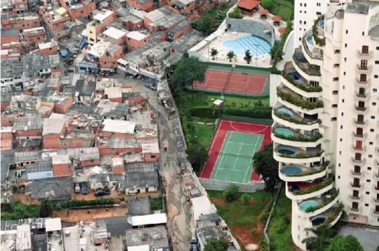 Figura 1: PARAISÓPOLIS: This favela (shanty town) on the left is ironically called Paraisópolis (Paradise city)