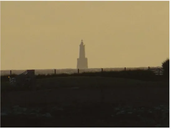 Fig. 4. Le phare des Birvideaux apparaît tremblotant au couchant, depuis le site de Beg-er-Vil