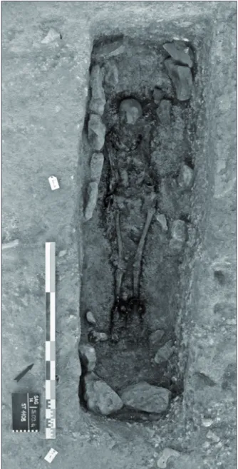 Fig. 2 : Vue verticale de la sépulture ST1108 en cours de fouille  (cliché : équipe de fouille)