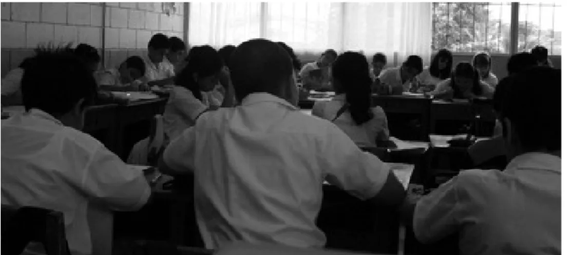 Figura 1. La fotografía corresponde a una observación realizada por las investigadoras a estudiantes de sexto  grado de una escuela ubicada en San Ramón de Alajuela, mientas recibían sus clases de inglés.