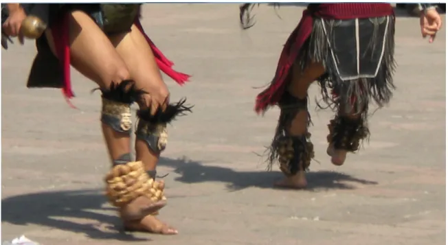 Figure 11- Danseurs traditionnels mexicains avec des grelots non métalliques aux  chevilles (photo de l’auteur)