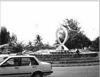 Fig. 7 : Rond-point au centre de Victoria 