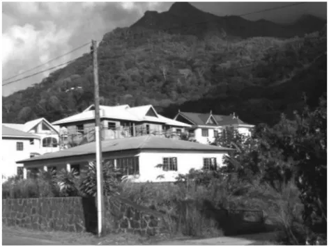 Fig. 2 : Maisons de Seychellois aisés près de Victoria. Les murs en béton et les  toits en tôle sont de rigueur 