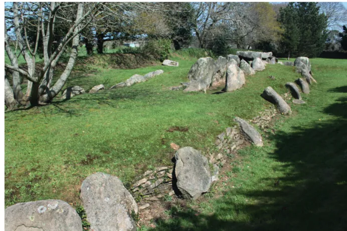 Fig. 7. Monumentalities at the end of the  Neolithic – Crec’h Quillé passage grave  with a short lateral entrance in Côtes  d’Armor (Photo L