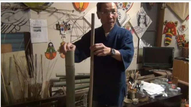 Figure 5 : T AKEUCHI  Yoshihiro tenant du medake dans sa main gauche et du madake dans sa main  droite (atelier Magoji, Kita-Kyūshū)
