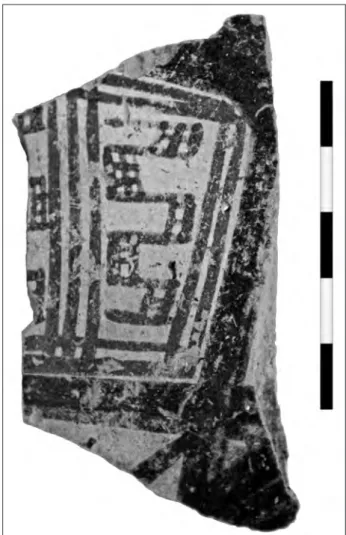 Fig. 9. - Paroi indigène à décoration bichrome, avec motivi a gri- gri-glia interconnessi, US15, secteur 4, Incoronata (C