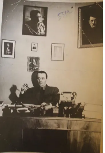 Fig. 1. Photographie personnelle montrant Olpinski sous un double patronage, celui de  Józef Piłsudski &amp; Adolphe Hitler, probablement vers 1936-1937
