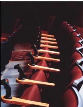Figura 8. Le poltrone del Loews Theater  attrezzate per la visione di film interattivi.