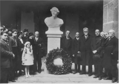 Fig. 8. Inaugurazione del Monumento a Francesco Fiorentino, 1934-35;   si vedono a destra Giovanni Gentile e in ultimo Francesco Jerace 